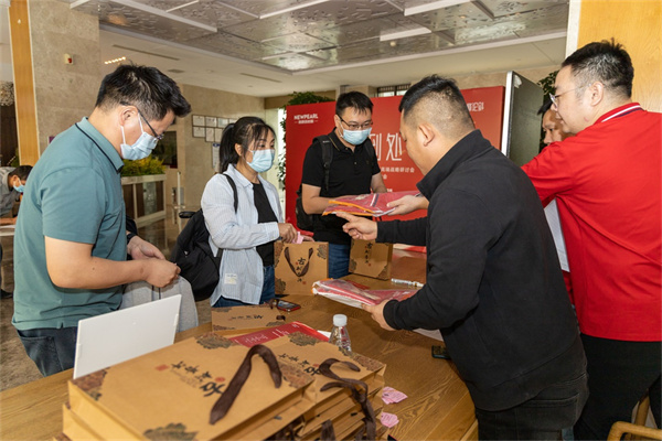 PP电子 PP电子平台世界岩板 「滇」峰论剑 ｜ 新明珠岩板高端战略硏讨会成功举办！(图1)