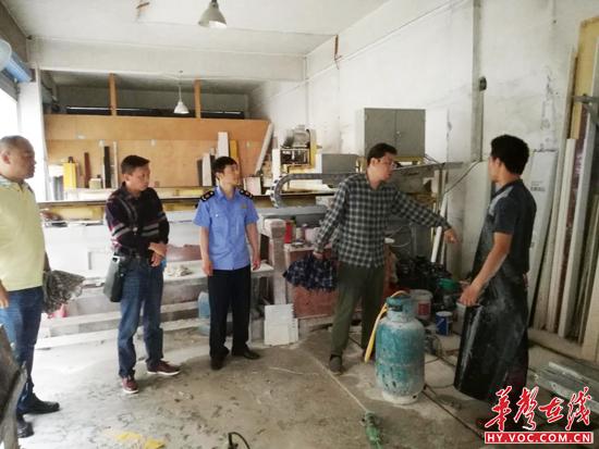 高新工商开展日鑫建材市场石材加工店环PP电子 PP电子平台境污染专项整治(图2)