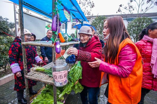 PP电子 PP电子平台福州疫情下老旧的单位宿舍小区温暖的画面一幕幕的呈现出来。(图6)